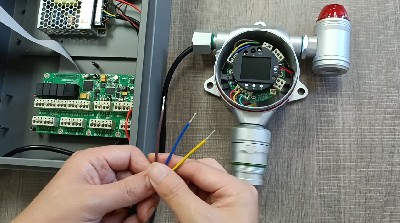  儀器通過4-20mA信號與MIC2000控製器接線操作