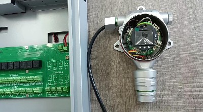 儀器通過RS485信號與MIC3000控製器接線操作